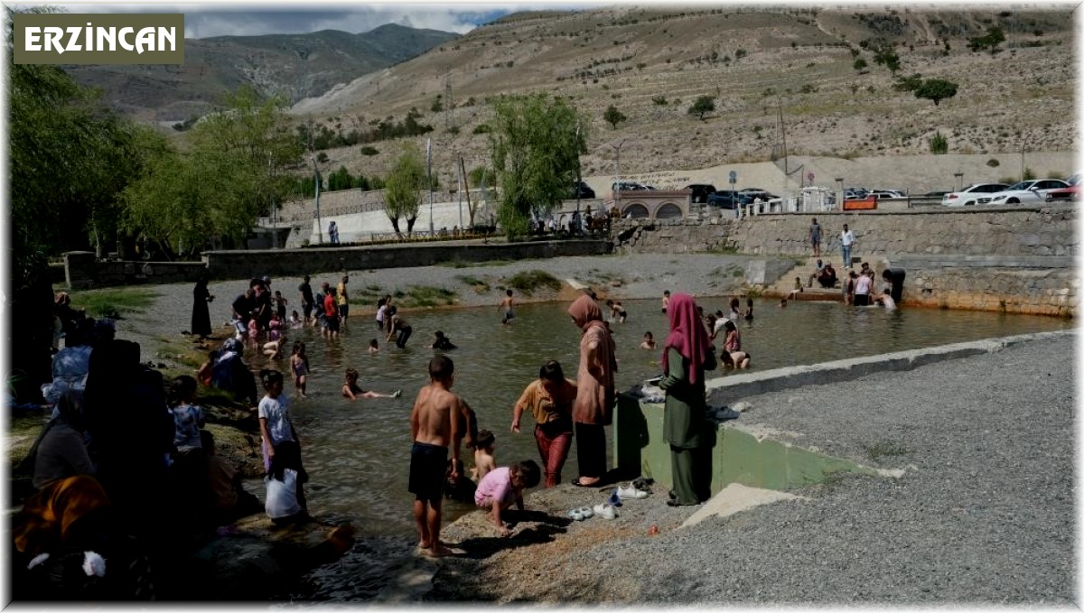 Erzincan'da sıcaktan bunalan vatandaşlar havuzda serinledi