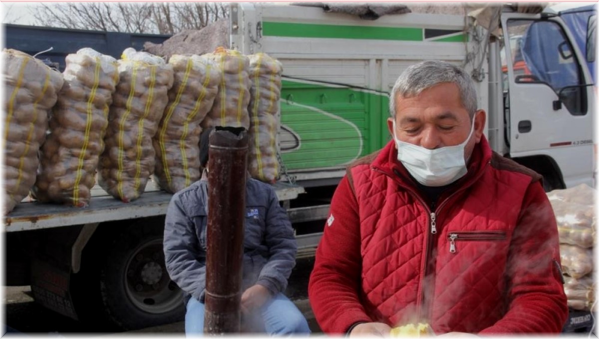 Erzincan'da soğuk havalar pazar esnafına soba kurdurdu