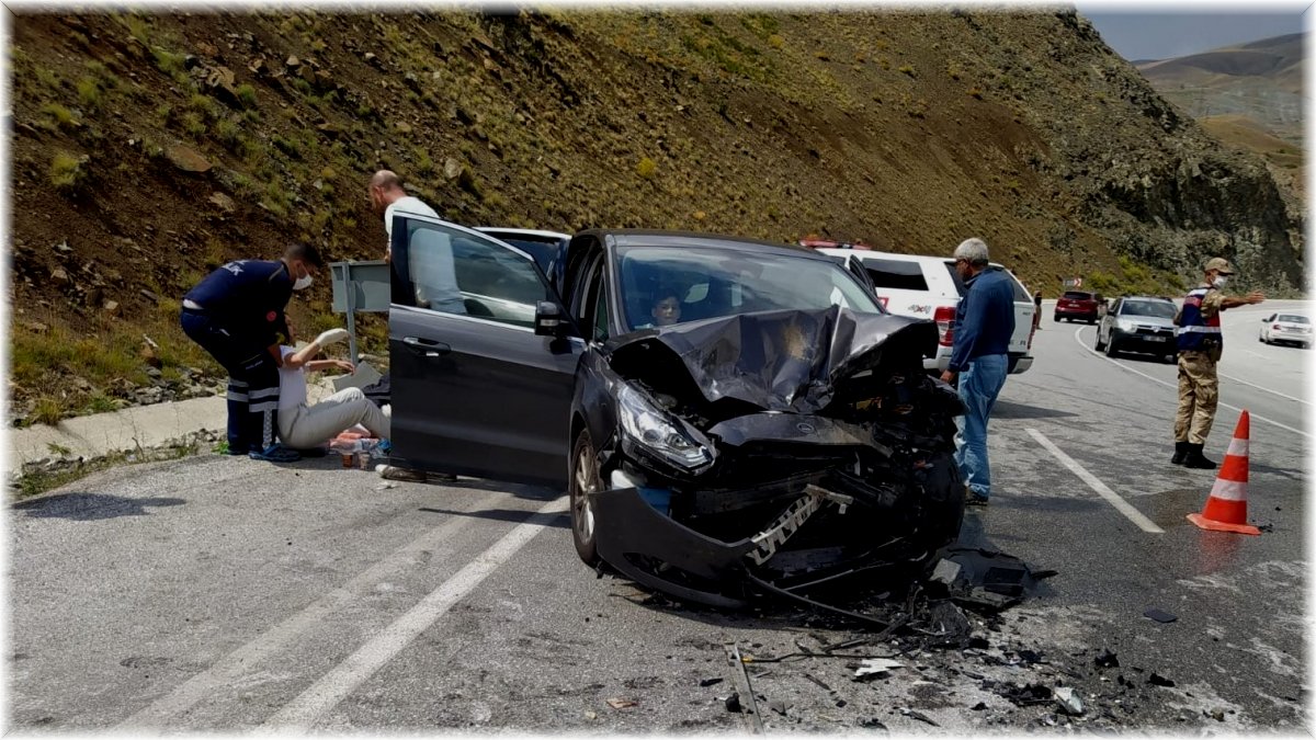 Erzincan'da trafik kazası: 8 yaralı