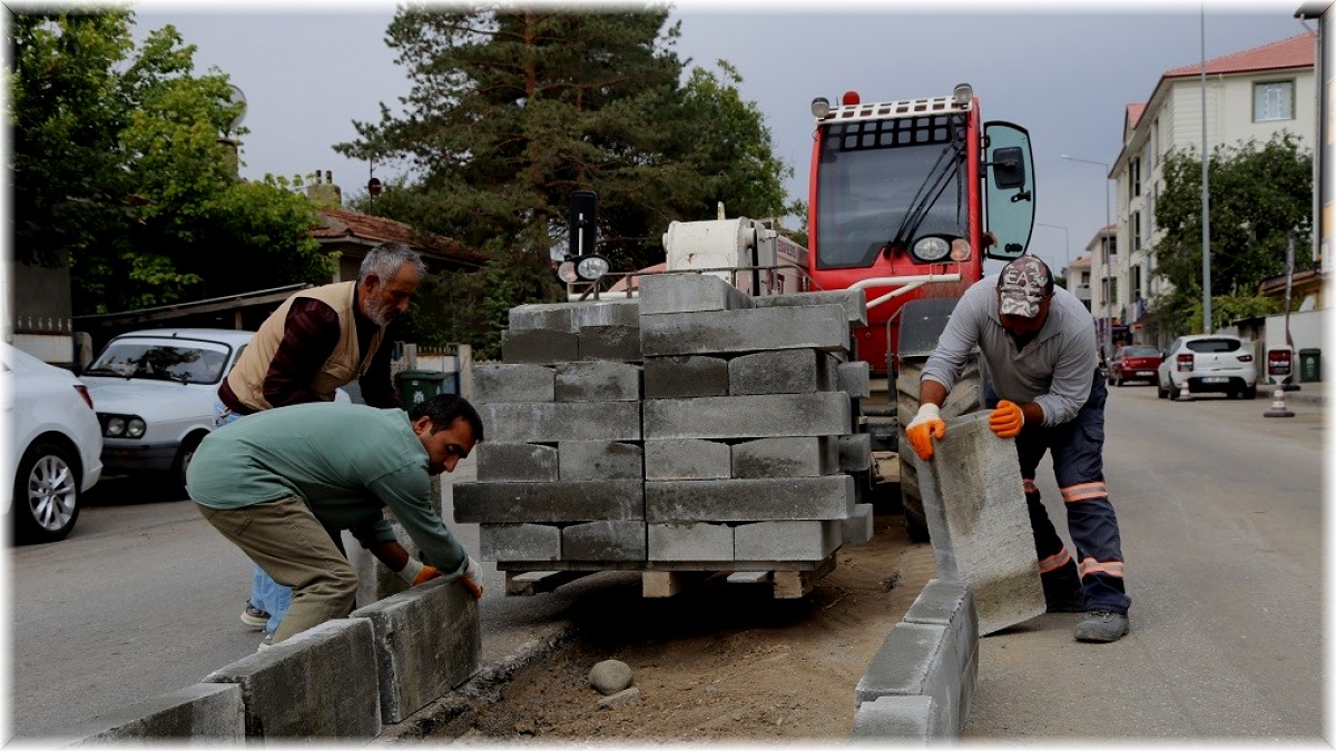 Erzincan'da yol yapım ve onarım çalışmaları devam ediyor