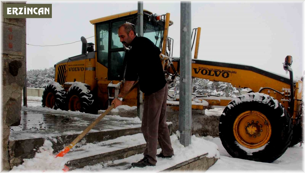 Erzincan'ın yüksek kesimlerinde kar yağışı etkili oldu