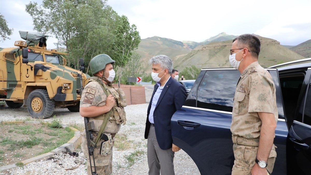 Erzincan Valisi Mehmet Makas uygulama noktalarındaki askerleri ziyaret etti