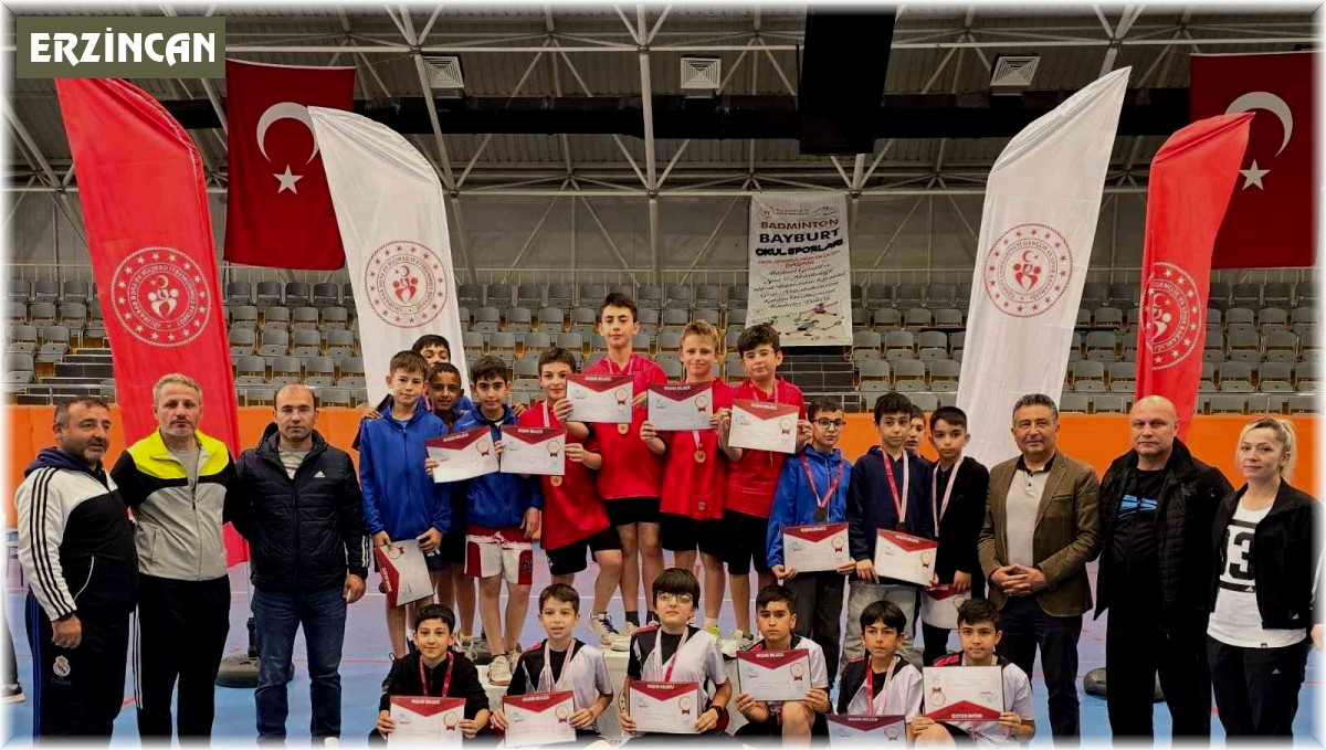 Erzincanlı badmintoncular Bayburt'ta grup birincisi oldu