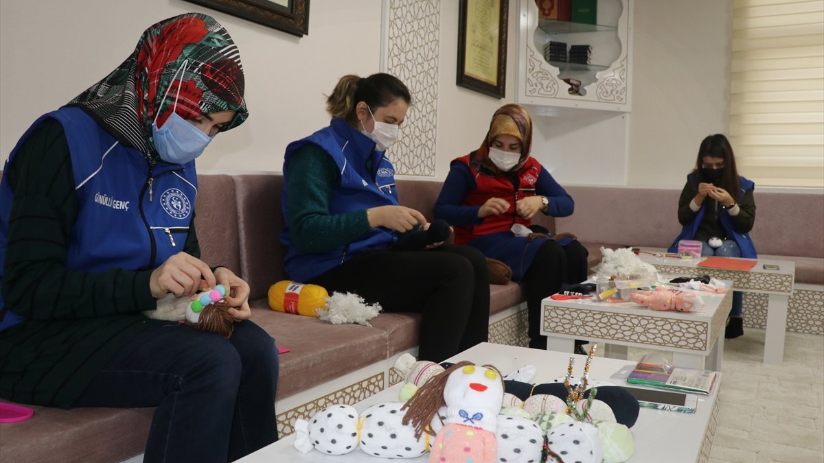 Erzincanlı kadınlar el işi oyuncaklarla İdlibli çocukların yüzlerini güldürecek