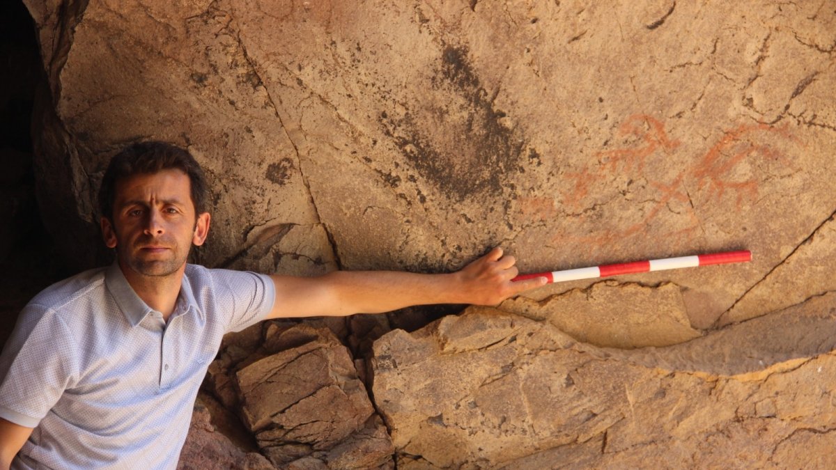 Erzurum'da 8 bin yıllık aşı boyasıyla yapılmış kaya resmi bulundu