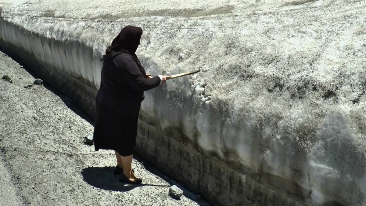 Erzurum'da Haziran ayında adam boyu kar