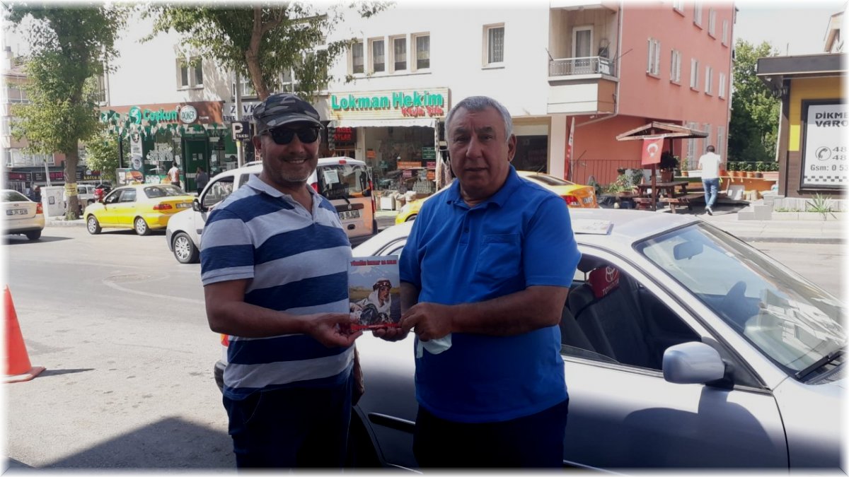 Gazeteci yazar Ünsal 'Yüreğim İrevan'da Kaldı' romanını İsa Mert'e hediye etti