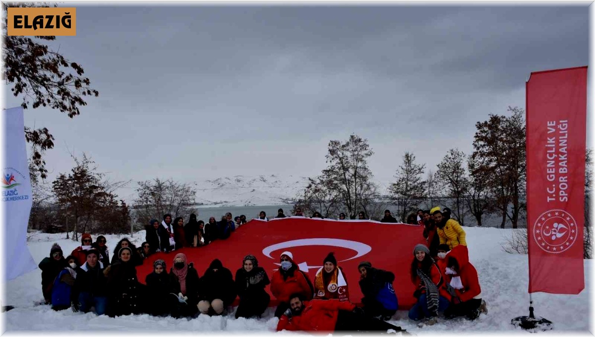 Gençler Hazarbaba Kayak Merkezi'nde doyasıya eğlendi