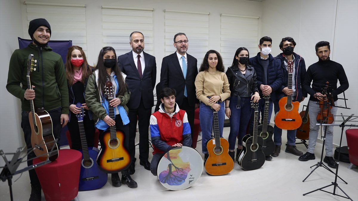 Gençlik ve Spor Bakanı Kasapoğlu, Van'daki Genç Ofisi'nin açılışına katıldı
