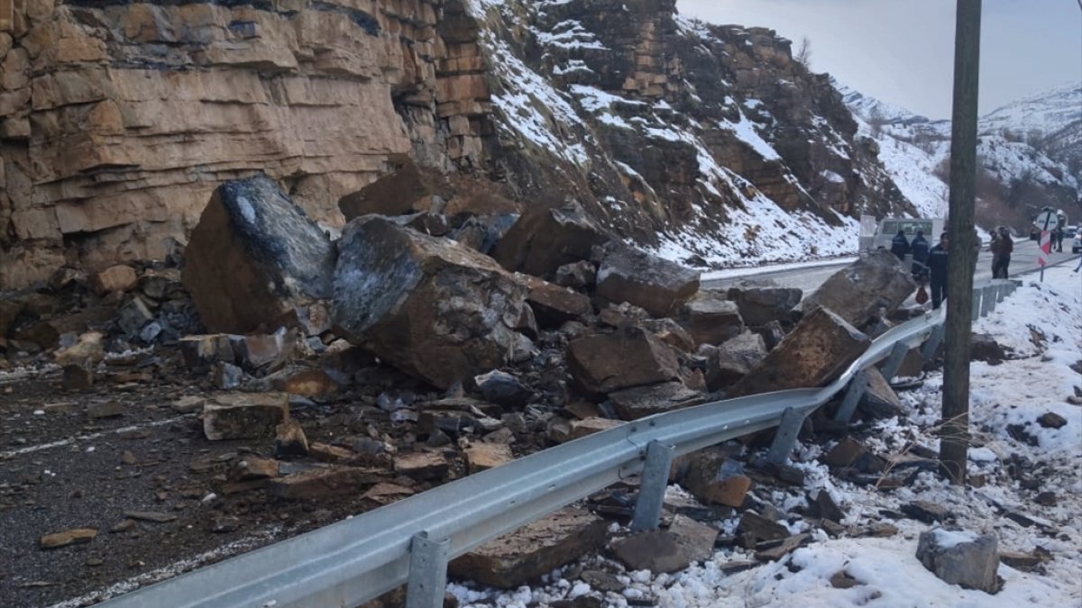 Hakkari'de dağdan kopan kaya parçalarının kapattığı yol ekiplerin çalışmasıyla açıldı