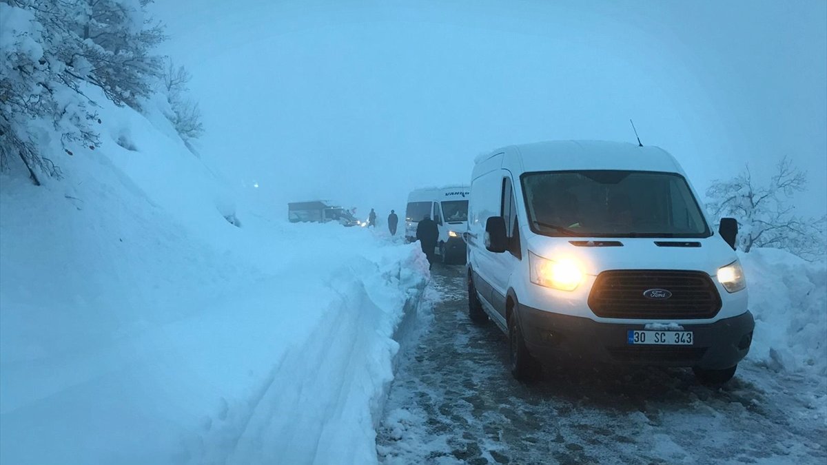Hakkari'de kar ve tipi nedeniyle yolda kalan araçlar kurtarıldı