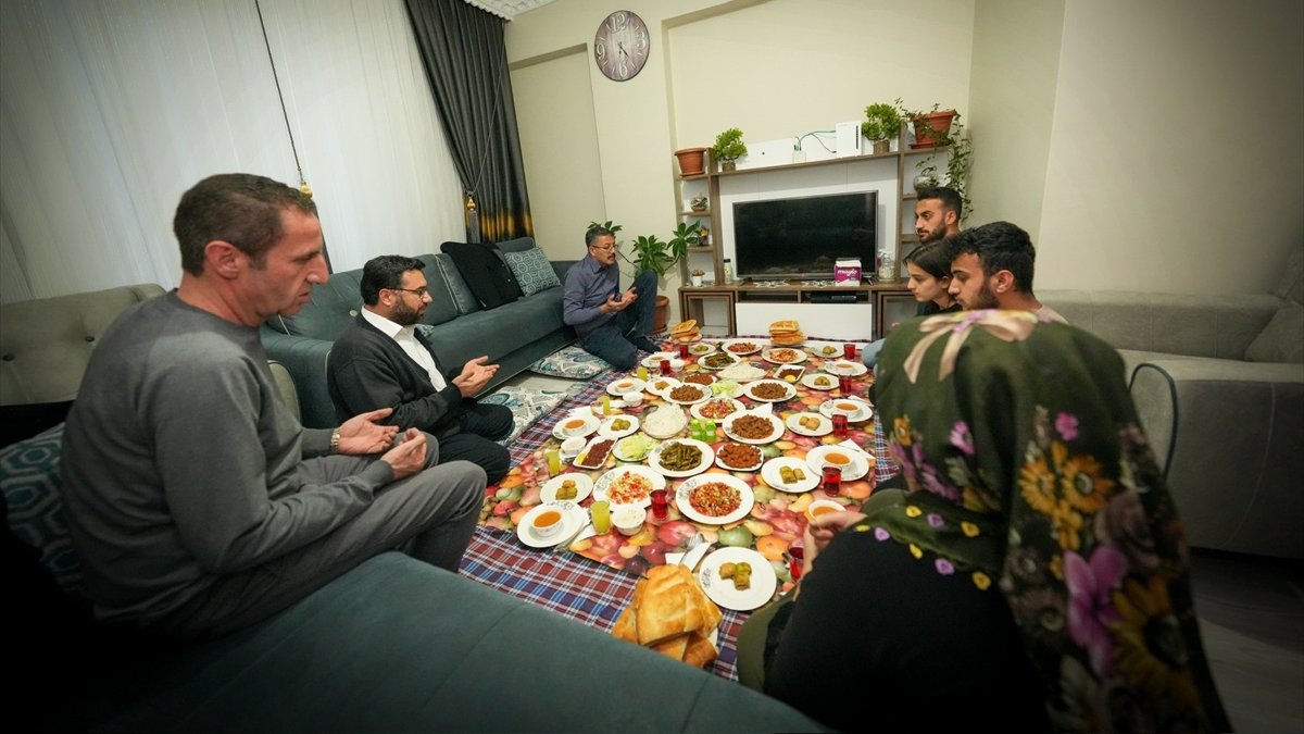 Hakkari Valisi ve Belediye Başkan Vekili Çelik, şehit ailesinin evinde iftar yaptı