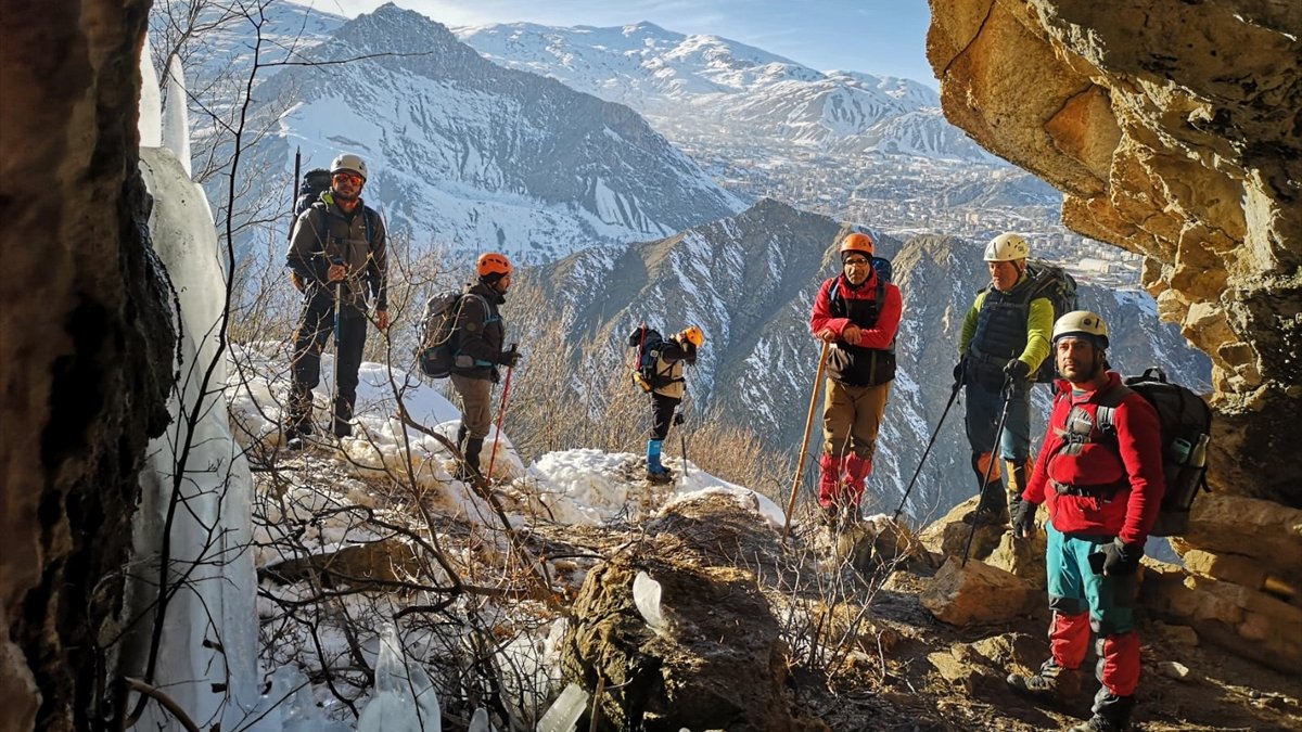 Hakkarili dağcı ve doğaseverler, Sümbül Dağı'ndaki mağaraya tırmandı