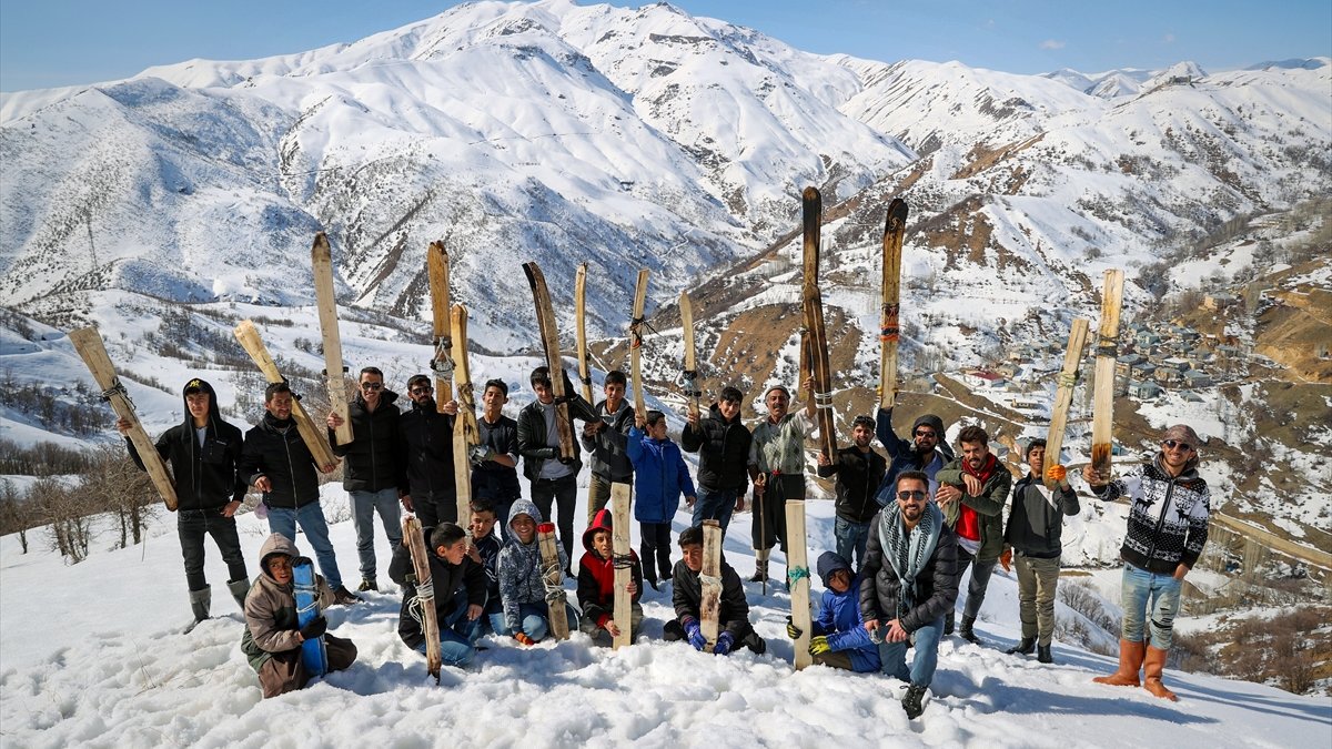 Hakkarili gençler karlı tepeleri kayak pistine çevirdi