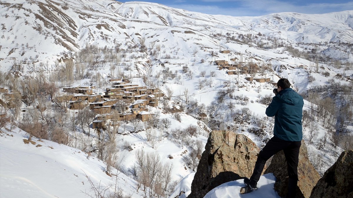 Hizan'da karla kaplanan taş evler güzel görüntülere sahne oluyor