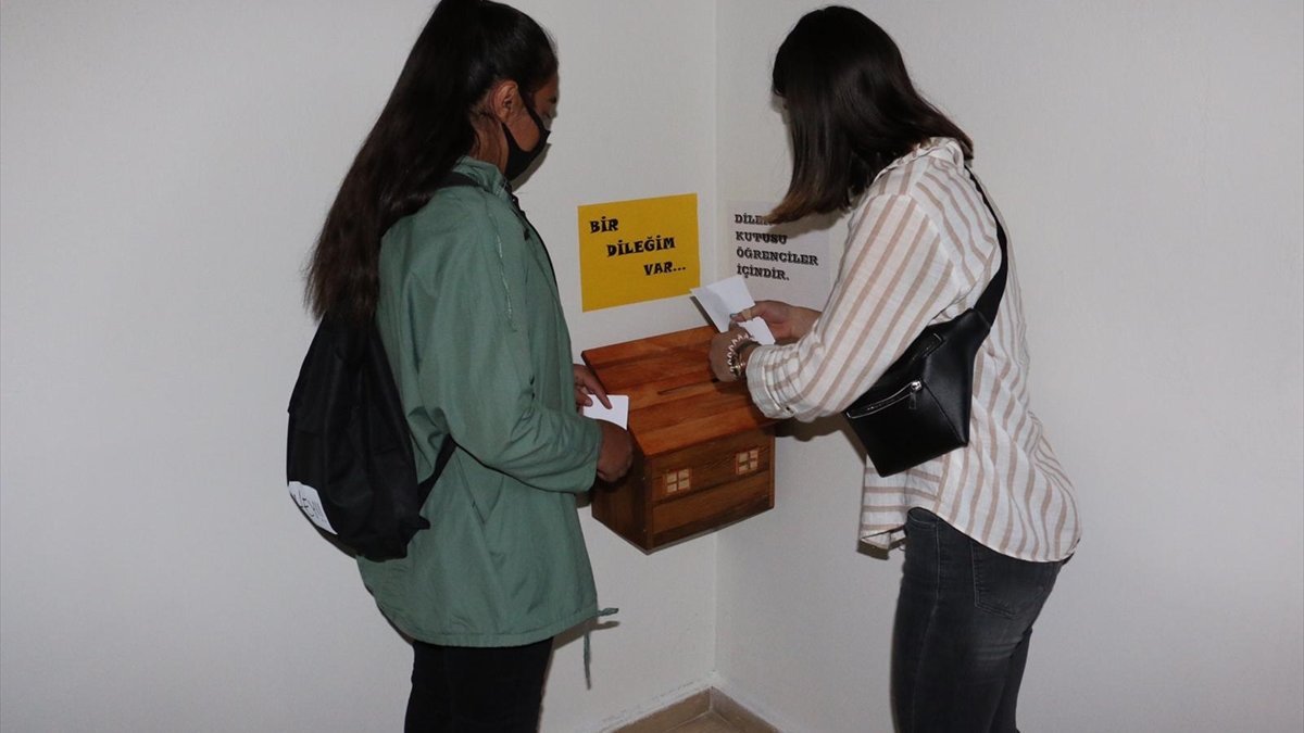 Hizan'da kaymakamlık binasına öğrenciler için dilek kutusu yerleştirildi
