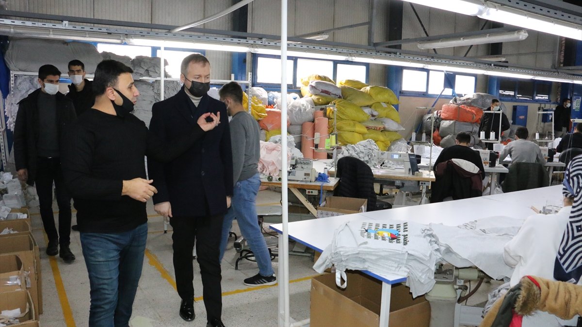 Hizan Kaymakamı Muhammed İkbal Yelek tekstil fabrikasını ziyaret etti
