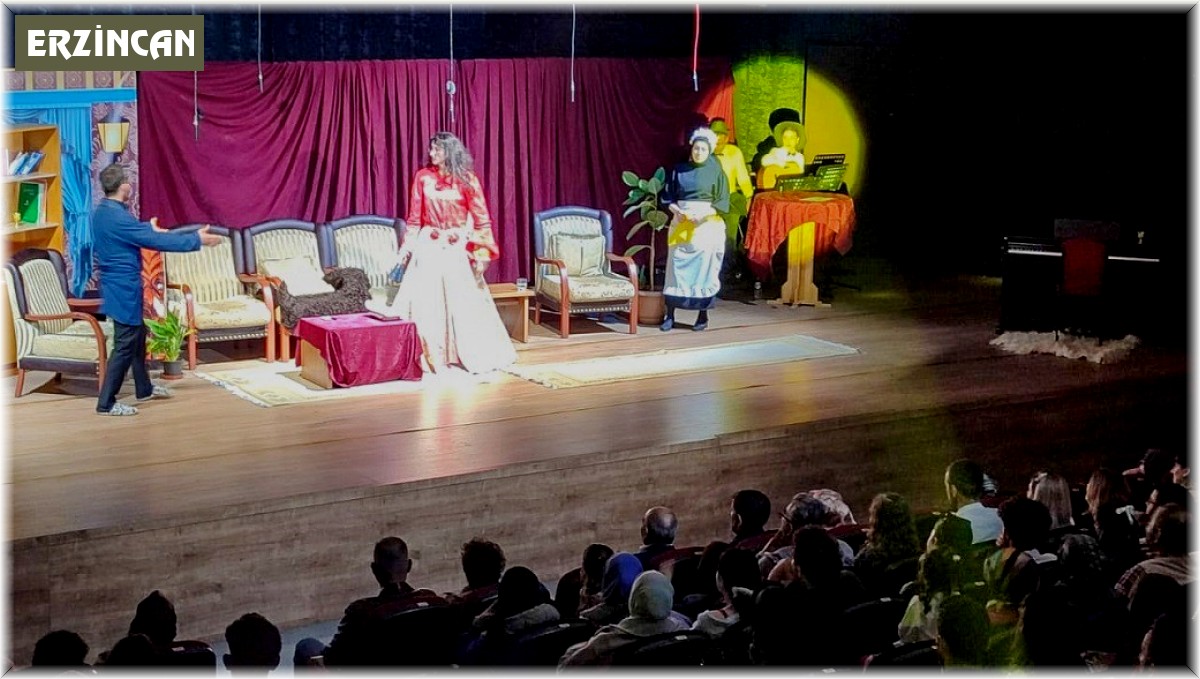 'İhtiyar Kız' oyunu tiyatro severlere eğlenceli saatler yaşattı