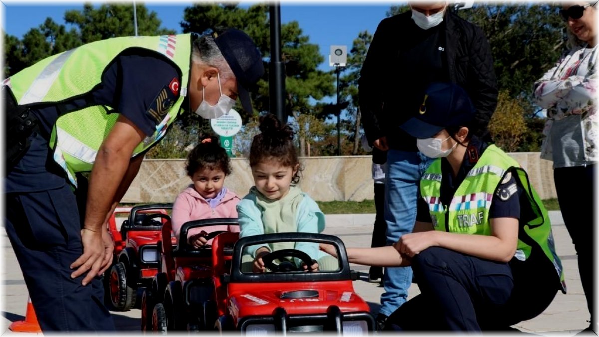 Jandarma ekipleri, çocuklara trafik eğitimi verdi