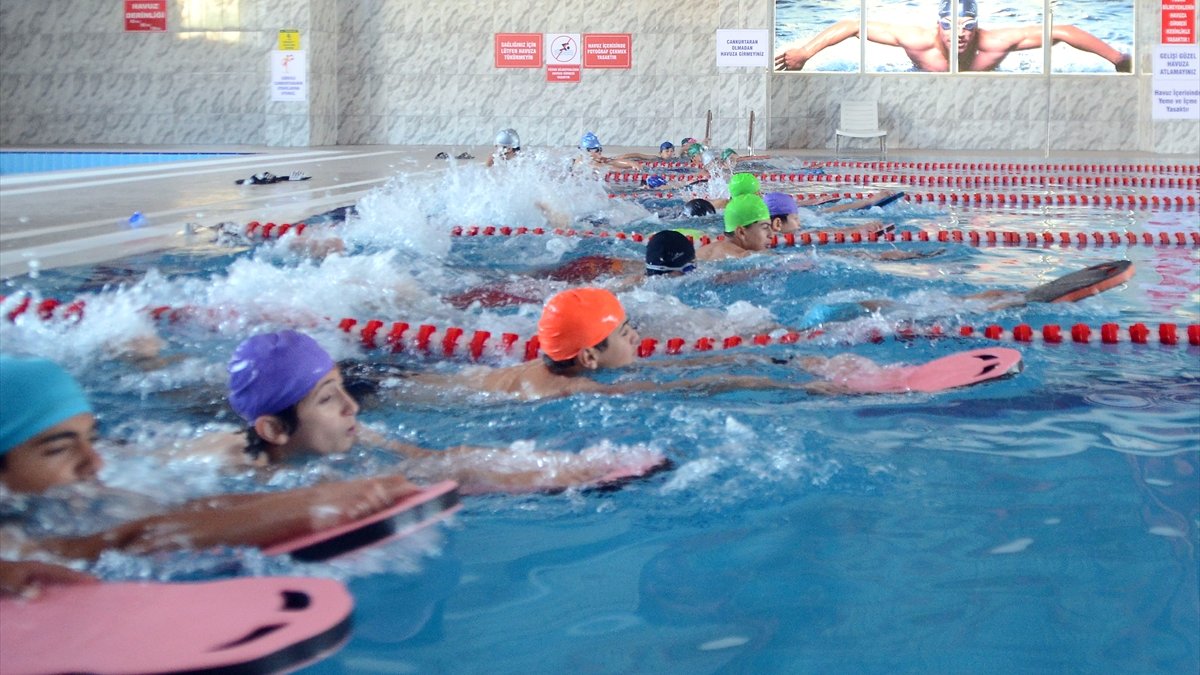 Kar kentinin çocukları yarı olimpik havuzda yarışlara hazırlanıyor