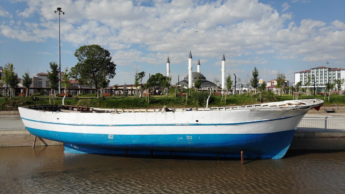 Karadeniz'den tırla Ağrı'ya getirilen tekne restorana dönüştürülecek