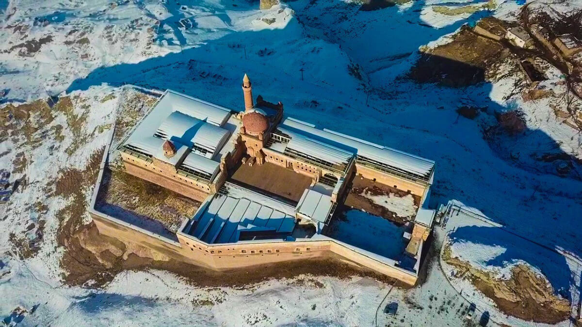 Karla birleşen tarihi İshak Paşa Sarayı havadan görüntüsü mest etti
