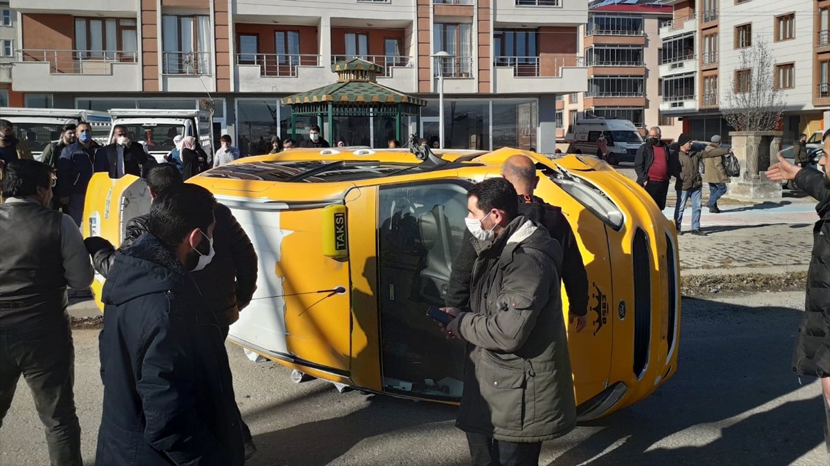 Karlıova'da trafik kazası: 2 yaralı