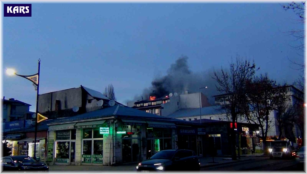 Kars'ta 4 katlı otelde korkutan yangın