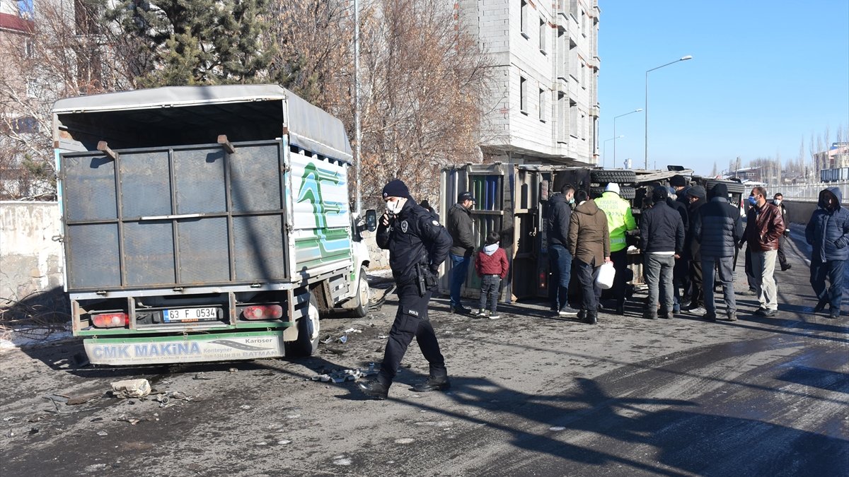 Kars'ta hemzemin geçitte iki kamyonet çarpıştı: 1 yaralı