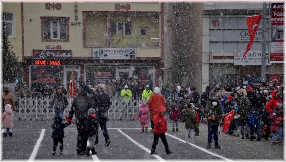 Kars'ta lapa lapa kar yağışı altında Cumhuriyet coşkusu