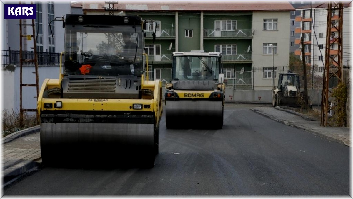 Kars'ta mahalleler sıcak asfalta kavuştu