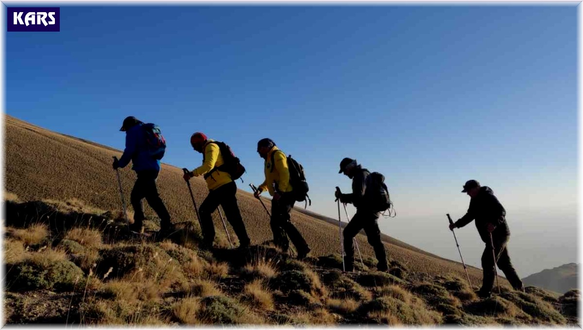 Karslı dağcılar Süphan Dağı'na tırmandı