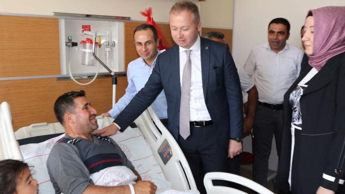 Kaymakam Muhammed İkbal Yelek, operasyonda yaralanan güvenlik korucusunu ziyaret etti