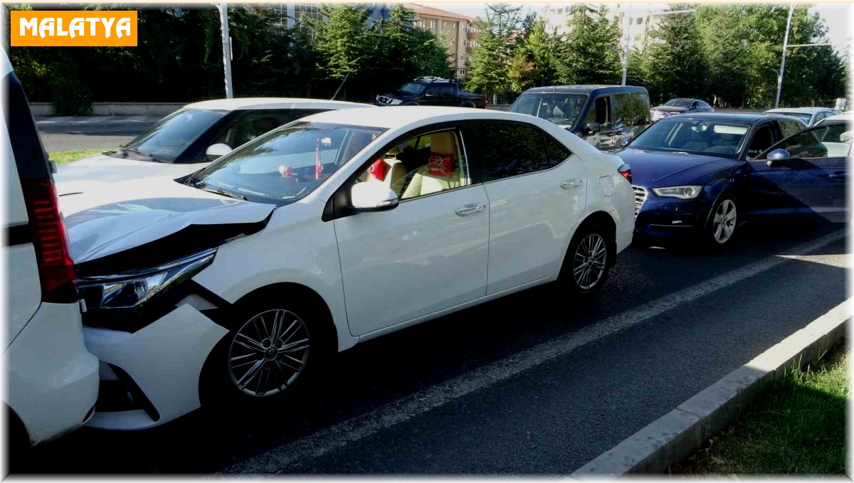Malatya'da zincirleme kaza: 4 araç birbirine girdi