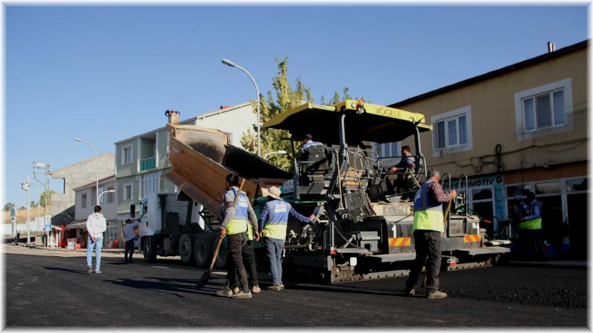 Malazgirt Belediyesinden sıcak asfalt çalışması