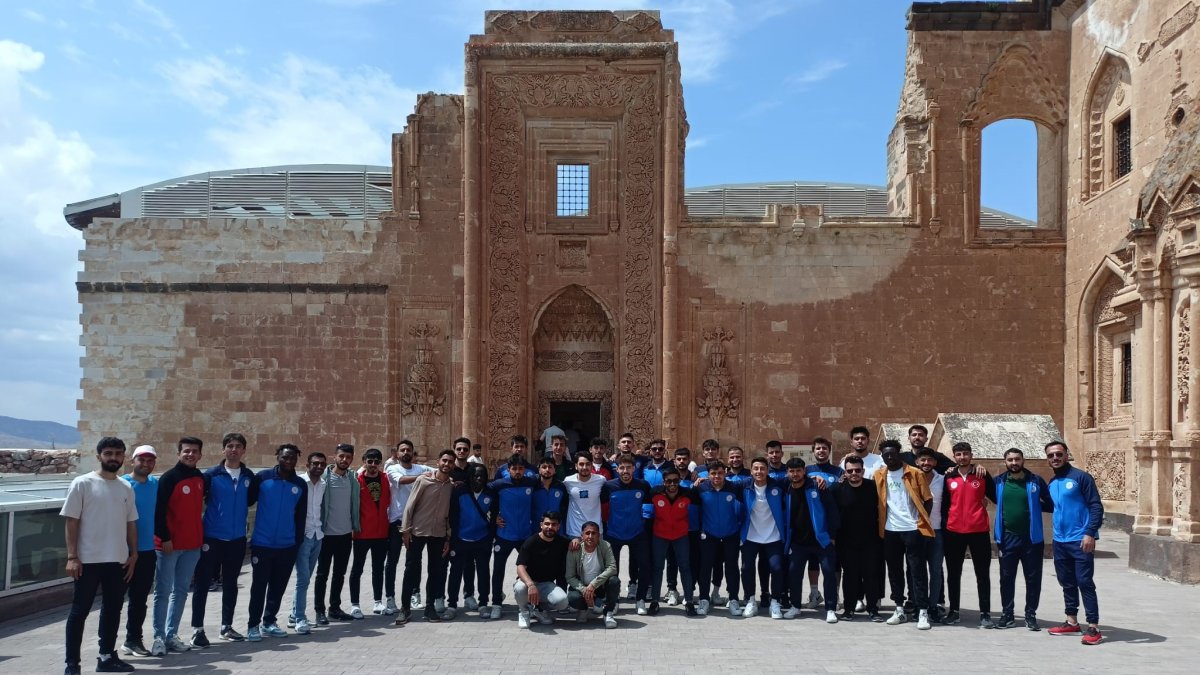 Misafir sporcu öğrenciler, İshak Paşa Sarayı'nda tarihe yolculuk yaptı