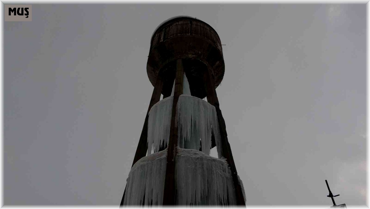 Muş'ta su deposu kulesinde 30 metrelik dev buz sarkıtı oluştu