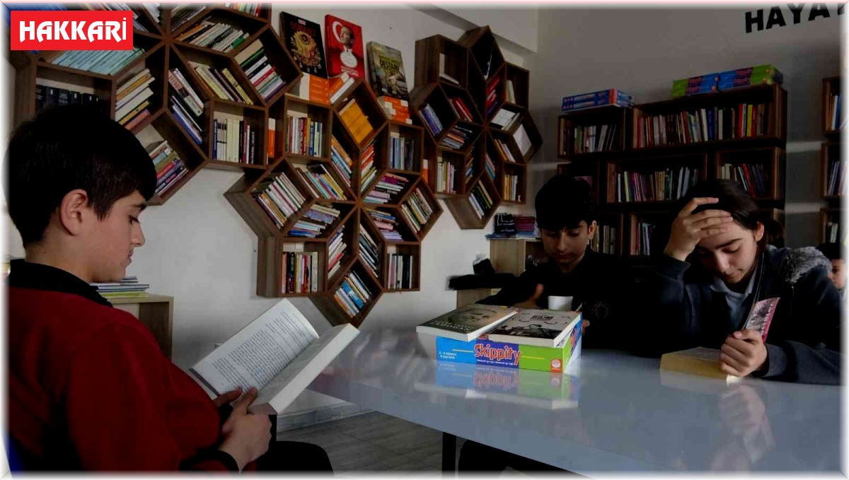 Okullarda kurulan kütüphaneler sayesinde öğrenciler hem okuyor hem eğleniyor