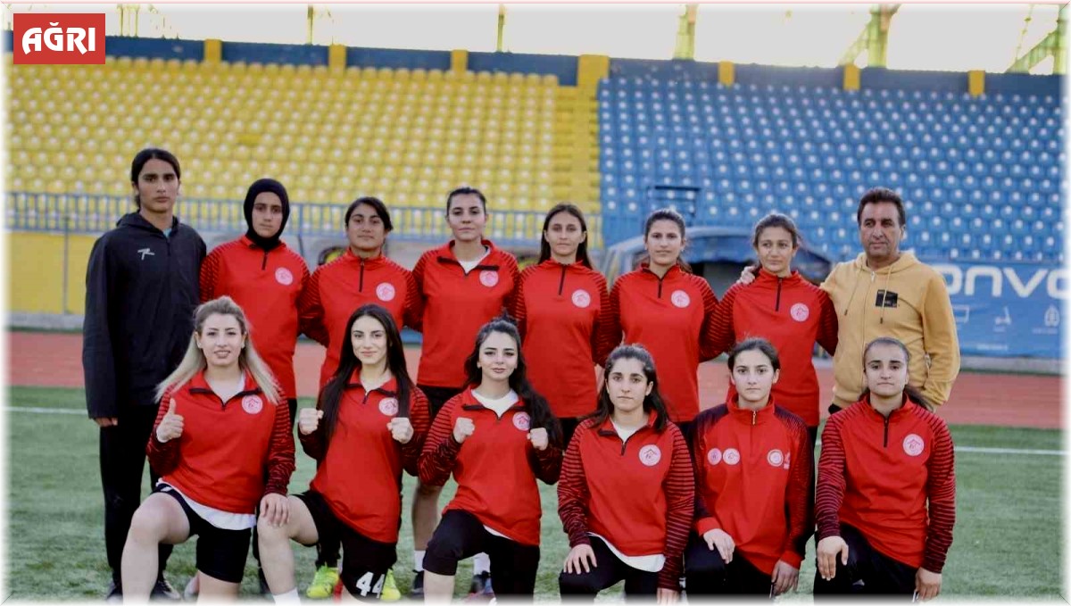 Önyargılara meydan okuyan Ağrı'nın tek kadın futbol takımı zirveye yükseliyor