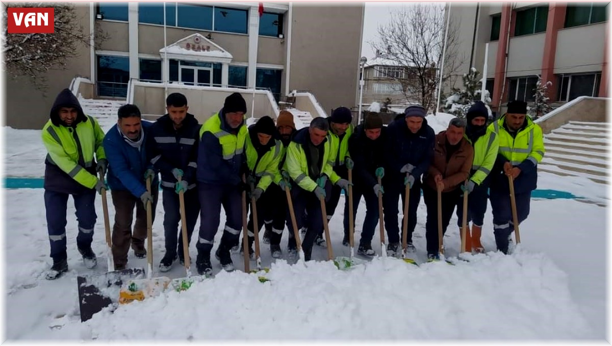 Özalp'ta kar yağdı, belediye ekiplerinin mesaisi de başladı