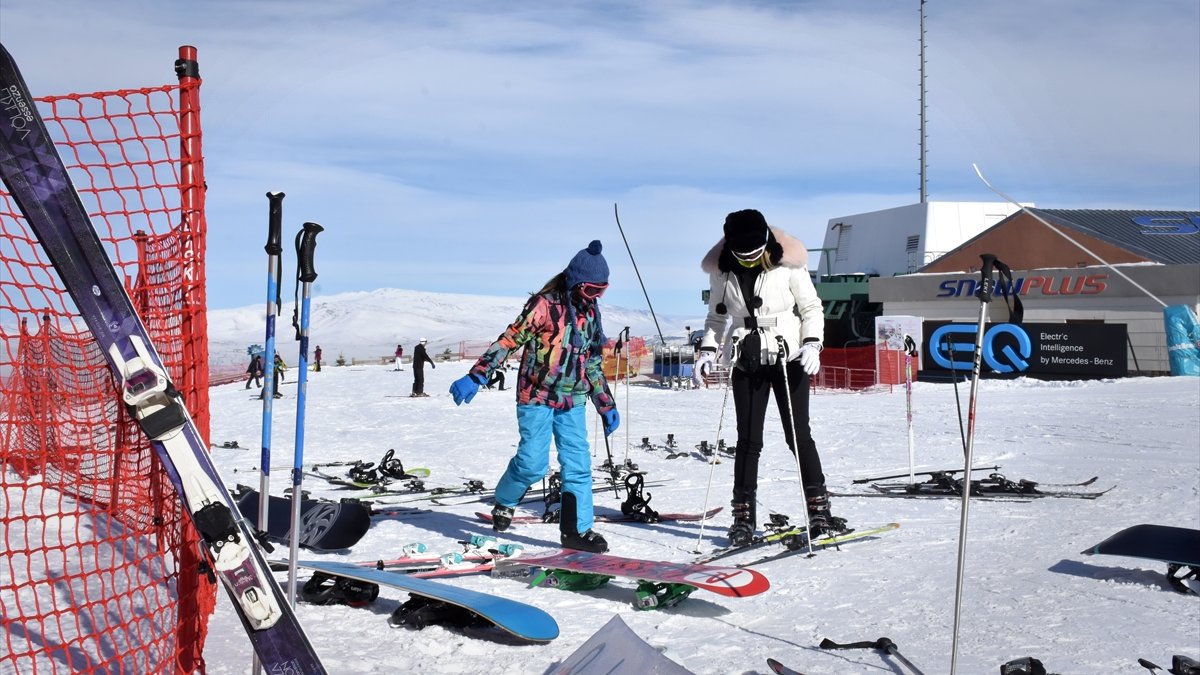 Palandöken Kayak Merkezi, yarıyıl tatilinde kayakseverlerle doldu