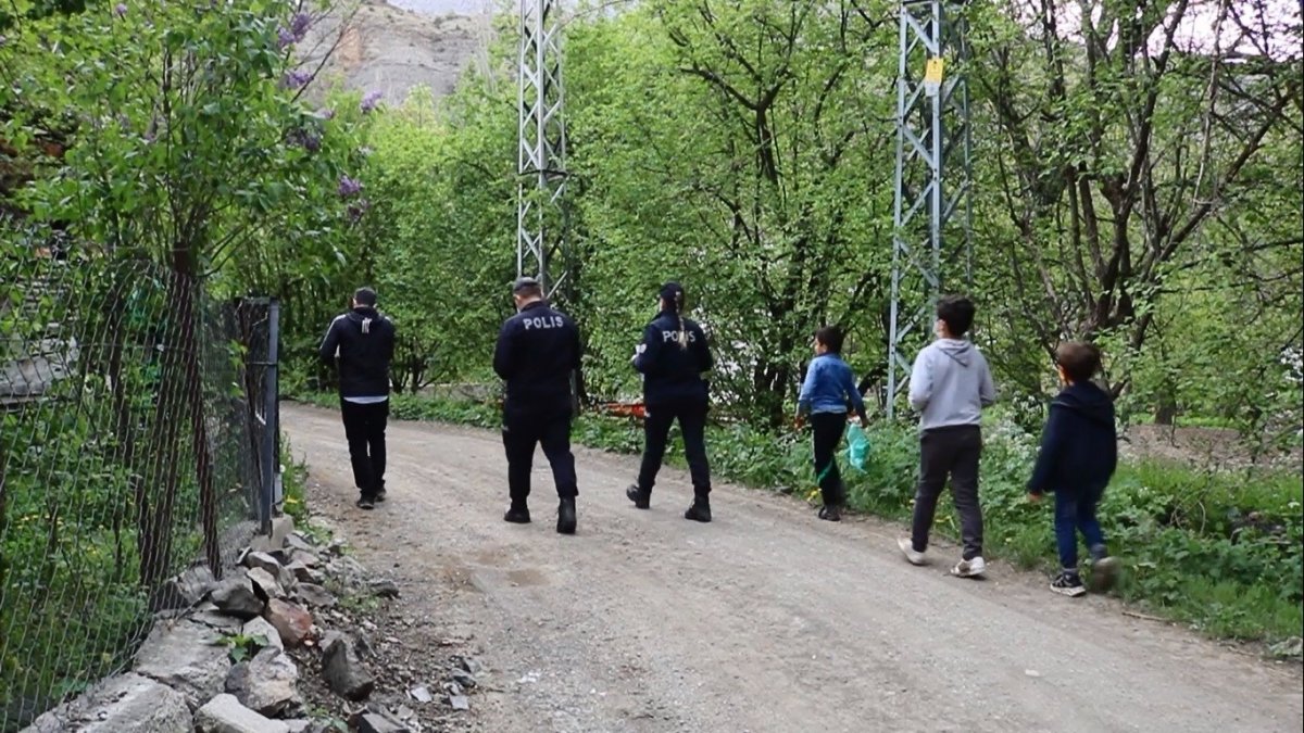 Polisler çocuklar için köy köy dolaşıp, çalmadık kapı bırakmadılar