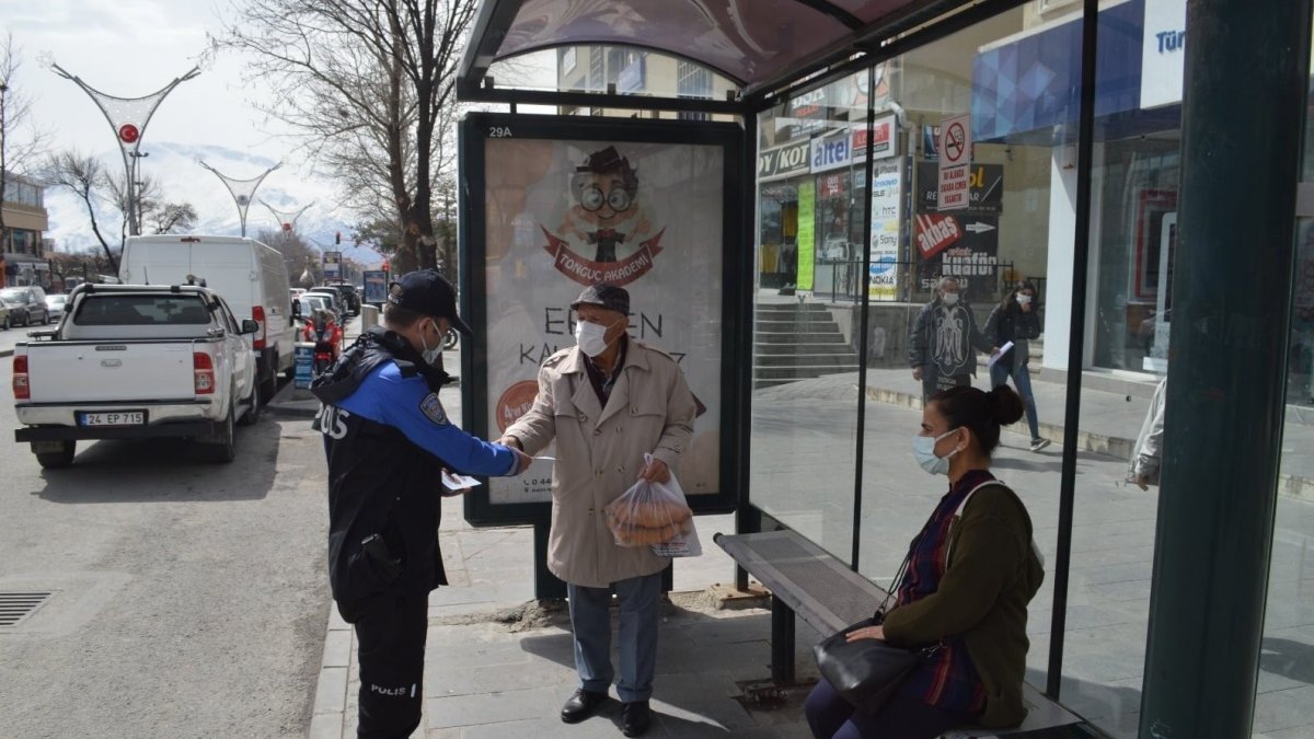 Polisler Erzincan'ın rengini mavi yapmak için broşür dağıttı