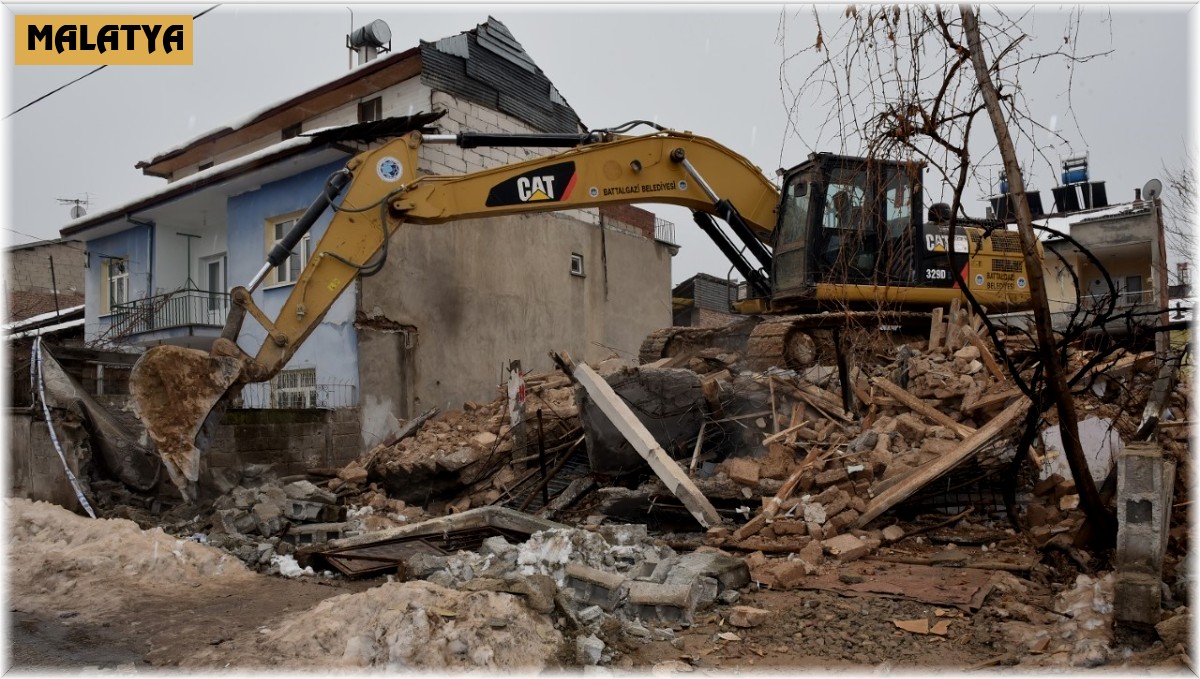 Riskli kerpiç ev Battalgazi Belediyesi ekipleri tarafından yıkıldı