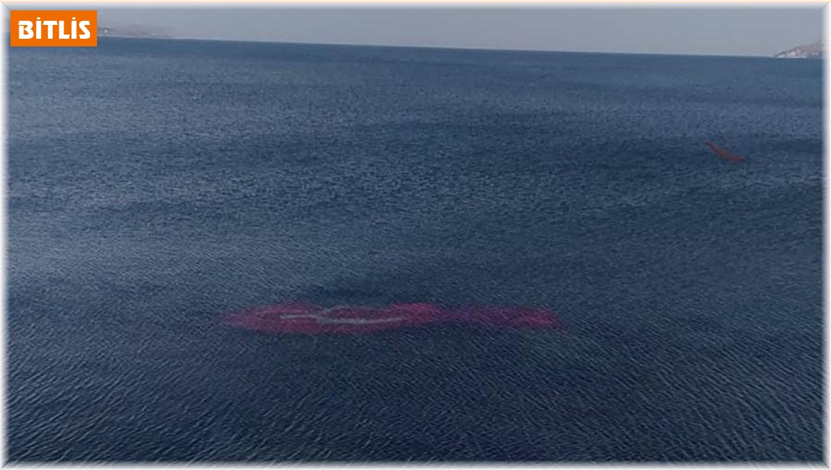 Rüzgarda Van Gölü'ne düşen dev Türk bayrağı Sahil Güvenlik ekiplerince çıkarıldı