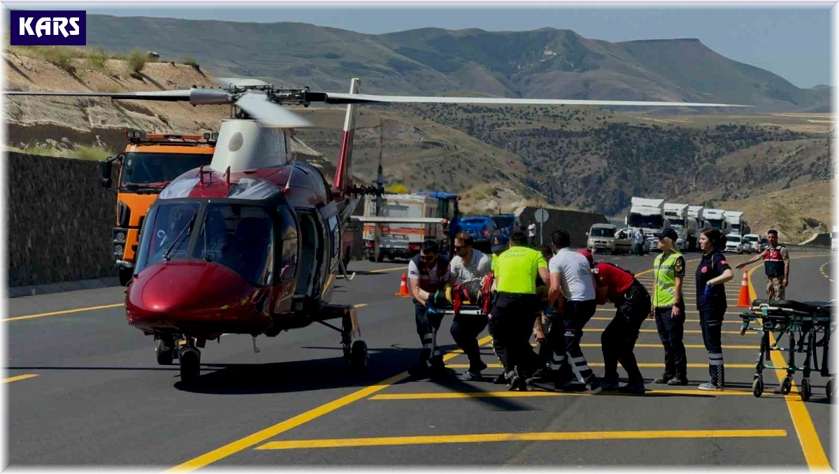 Sarıkamış'taki otobüs kazasına ambulans helikopter desteği