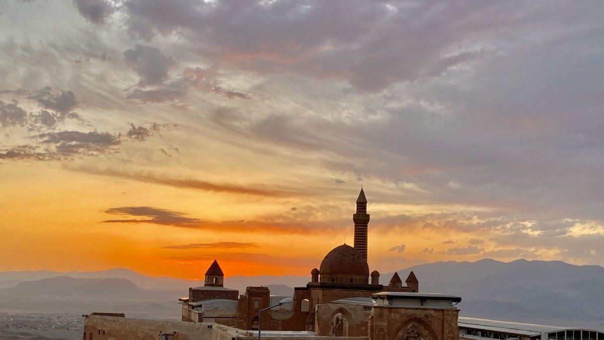 Tarihi İshak Paşa Sarayı'nda eşsiz gün batımı manzarası