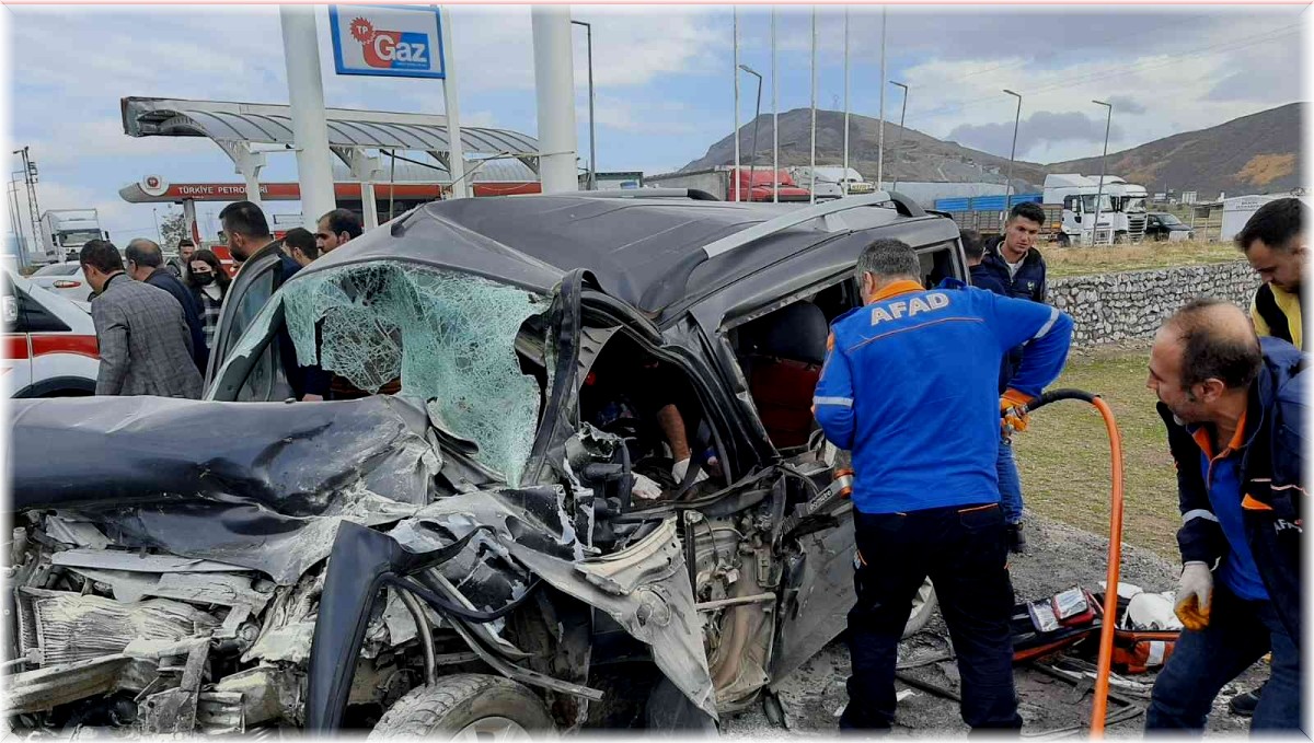Tatvan'da otomobille kamyonet çarpıştı: 2 ölü, 6 yaralı