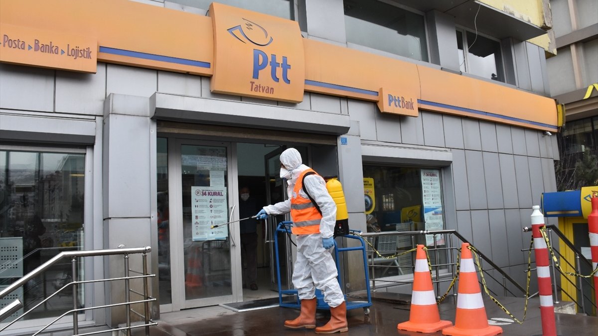 Tatvan'da toplu taşıma araçları ve ATM'ler dezenfekte edildi