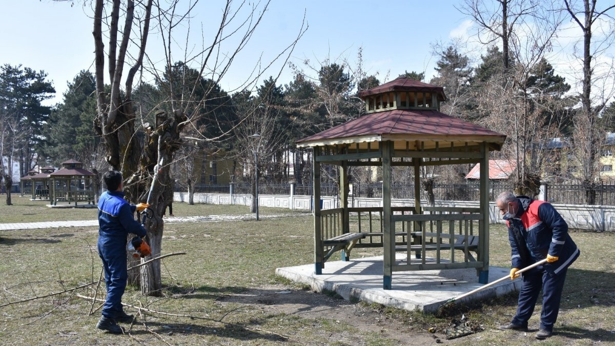 Tatvan'daki park ve bahçelerde bahar temizliği